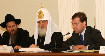 Так называемый "Патриарх" РПЦ, делающий сделки с сатаной, Берл Лазар и Менахем Ааронович Мендель, шифрующийся под Медведева Так называемый "Патриарх" РПЦ, делающий сделки с сатаной, Берл Лазар и Менахем Ааронович Мендель, шифрующийся под Медведева