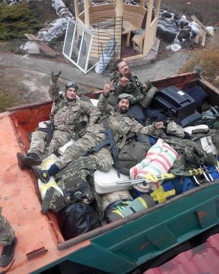 Мародеры - "освободители" вильной Украины везут награбленное до дому и показывают сатанинский знак Мано Корнуто Мародеры - "освободители" вильной Украины везут награбленное до дому и показывают сатанинский знак Мано Корнуто
