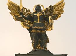 Черный Ангел на майдане резалежности в Киеве