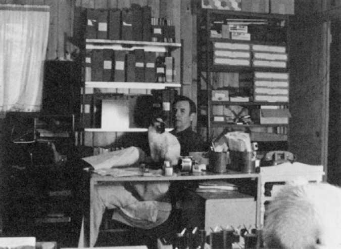 Материал Ра. Закон Единого. Книга 1. В офисе Дон беседует с фотографом Джимом, привлекая внимание кошачьей аудитории. 26 июня 1982 года. Материал Ра. Закон Единого. Книга 1. В офисе Дон беседует с фотографом Джимом, привлекая внимание кошачьей аудитории. 26 июня 1982 года.