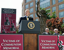 Антисемит - президент Буш посвящает памятник жертвам коммунизма