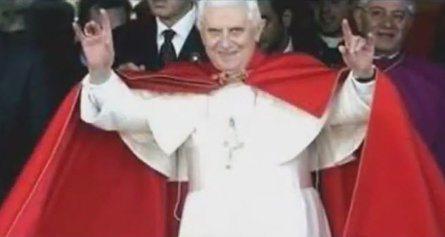 Римский "папа" показывает сатанинский знак Мано Корнуто