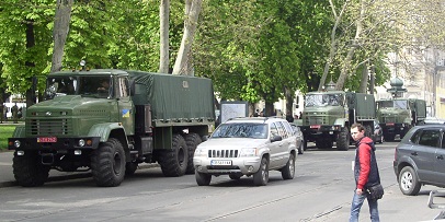Возле Соборной площади в Одессе были припаркованы три огромных новеньких машины для перевозки этих боевиков, каждая из которых вмещала порядка 60 плотно упакованных солдат. Возле Соборной площади в Одессе были припаркованы три огромных новеньких машины для перевозки этих боевиков, каждая из которых вмещала порядка 60 плотно упакованных солдат.