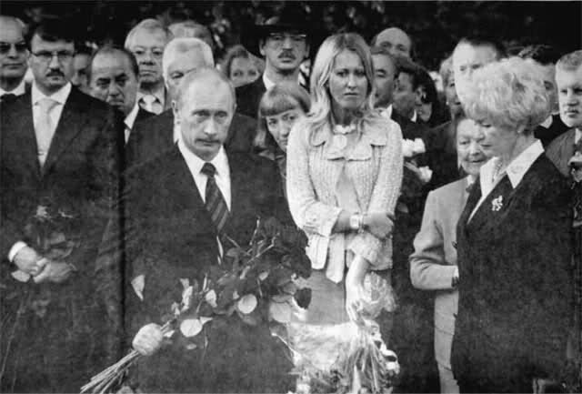 Владимир Путин на похоронах Анатолия Собчака Владимир Путин на похоронах Анатолия Собчака