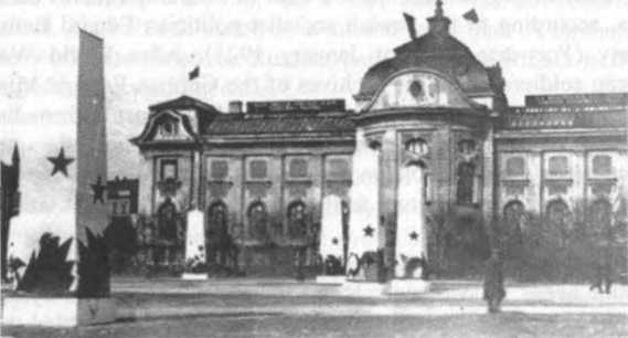 Еврейские коммунистические лидеры из Советской России устроили демонстрацию в 1919 году в столице Латвии, Риге, где они соорудили несколько обелисков, украшенных масонскими символами и пирамидой, увенчанной всевидящим оком, которая содержала тайные масонские символы Еврейские коммунистические лидеры из Советской России устроили демонстрацию в 1919 году в столице Латвии, Риге, где они соорудили несколько обелисков, украшенных масонскими символами и пирамидой, увенчанной всевидящим оком, которая содержала тайные масонские символы