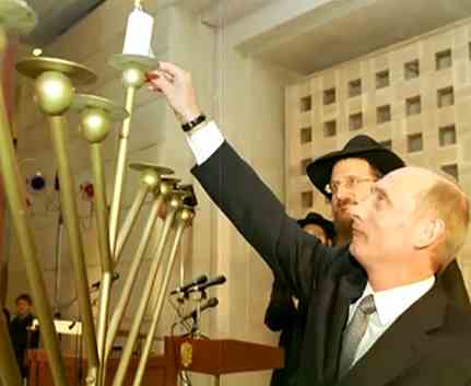 Путин зажигает свечу на меноре