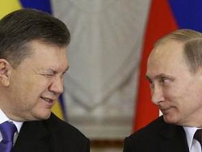 Путин смотрит как Янукович подмаргивает