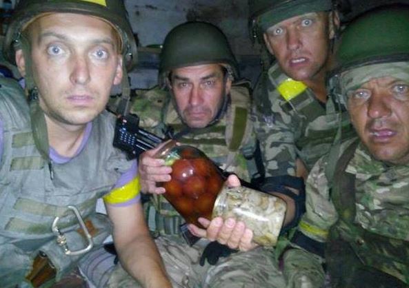 "освободители" вильной Украины демонструруют награбленную еду