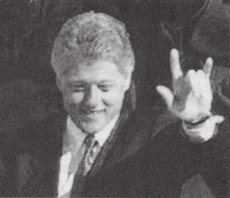 Бывший президент Билл Клинтон показывает сатанинский знак Мано Корнуто