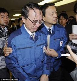 19 марта 2011 года. Управляющий директор токийской электроэнергетической компании, Акио Комири, рыдая, покидает пресс-конференцию