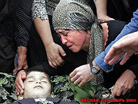 Беслан, 2004 г. - плачащая мать и ее убитый сын