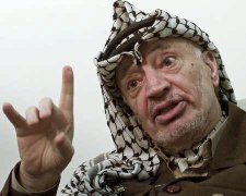Ясир Арафат показывает сатанинский знак Мано Корнуто