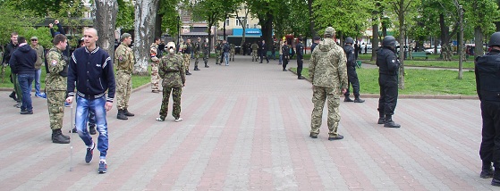 Возле Соборной площади в Одессе были припаркованы три огромных новеньких машины для
	перевозки этих боевиков, каждая из которых вмещала порядка 60 плотно
	упакованных солдат.