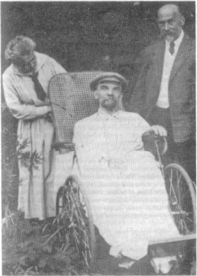 Lenin with his sister Maria and his doctor in August 1923