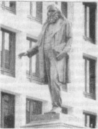Памятник Альберту Пайку на судебной площади в центре Вашингтона