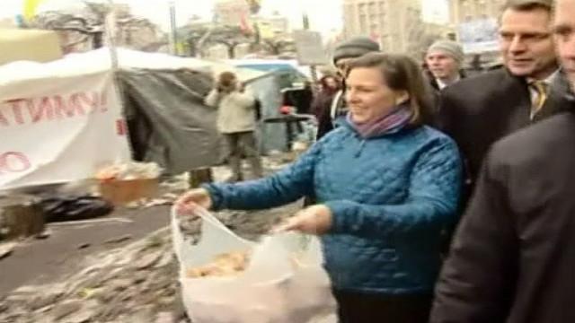 http://www.bbc.co.uk/worldservice/ic/640x360/worldservice/assets/images/2013/12/11/131211115844_nuland_maidan_640x360_bbc_nocredit.jpg