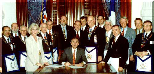 George Bush Jr. A Skull & Bones Anti-Catholic Freemason Surrounded by Apron Wearing Freemasons in Texas (2000 A.D.) 